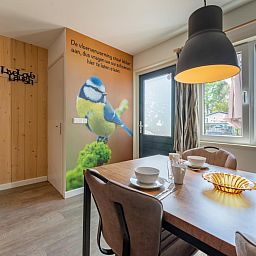 Essecke des Ferienhauses Pimpelmees in Hulshorst, Veluwe mit stimmungsvoller Beleuchtung und Aussicht.