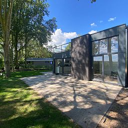 Modernes Einfamilienhaus in Hulshorst, Veluwe, Gelderland, mit groer Terrasse, umgeben von grner Natur.