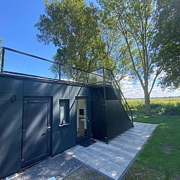 Freistehendes Haus in Hulshorst mit moderner Terrasse, umgeben von der Natur der Veluwe in Gelderland.