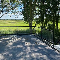 Genieen Sie den Panoramablick von der Veranda des freistehenden Hauses in Hulshorst, das inmitten der Natur der Veluwe in Gelderland liegt.