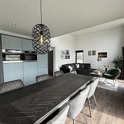 Moderne woonkamer van Vrijstaande woning in Hulshorst, Veluwe, Gelderland met stijlvol interieur en ruime eethoek.