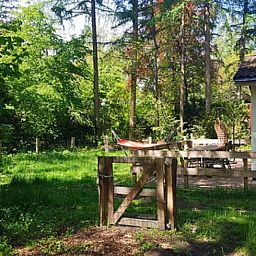 Geraeumige Sitzecke in Cottage in Otterlo, Ferienunterkunft in Veluwe, Gelderland mit grossen Fenstern und viel Licht.