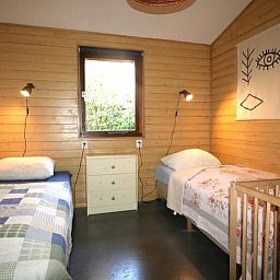 Kinder spielen mit Schweinen im Cottage in Otterlo, Ferienunterkunft in Veluwe, Gelderland, ideal fuer Familien.