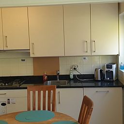 Moderne keuken in Vakantiehuis in Otterlo, Veluwe, volledig uitgerust voor een comfortabel verblijf.