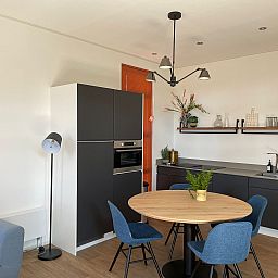 Moderne keuken en eetruimte in de Vrijstaande woning in Otterlo, vakantiehuis op de Veluwe, Gelderland.