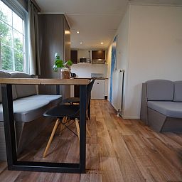 Gemtlicher Innenbereich des freistehenden Hauses in Otterlo, Veluwe, mit moderner Kche und komfortabler Sitzecke in Gelderland.