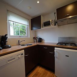 Moderne Kche im freistehenden Haus in Otterlo, Veluwe, Gelderland, mit kompletter Ausstattung fr einen komfortablen Aufenthalt.