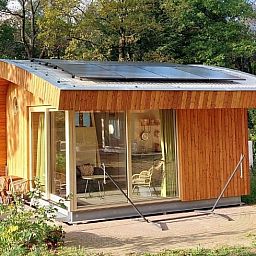 Moderne vakantiehuis in Otterlo met zonnige veranda, gelegen in de Veluwe, Gelderland, omgeven door natuur en rust.