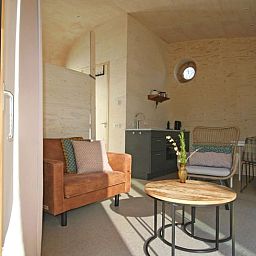 Gezellige binnenruimte van Vakantiehuis in Otterlo, een vakantiehuis in de Veluwe, Gelderland met moderne inrichting en comfortabele zithoek.