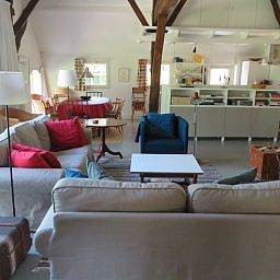 Gezellige woonkamer van Vakantiehuis in Epe, Veluwe, Gelderland met comfortabele banken en open keuken.