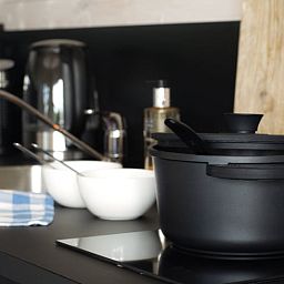 Moderne Kueche im Ferienhaus in Epe, Veluwe, Gelderland, mit stilvollem Kochfeld und Geschirr fuer einen komfortablen Aufenthalt.