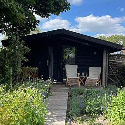 Geniessen Sie die Ruhe der Natur im Ferienhaus in Scherpenzeel, Gelderland, mit einer schoenen Terrasse in der Veluwe.