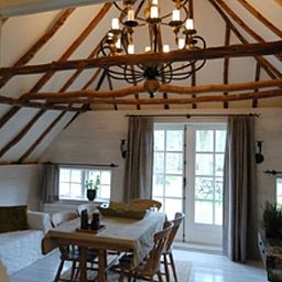 Gemuetlicher Innenbereich des Ferienhauses in Vierhouten, Veluwe, mit stimmungsvollen Holzbalken und laendlicher Einrichtung in Gelderland.