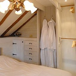 Gemuetliches Schlafzimmer im Ferienhaus in Vierhouten, Veluwe, Gelderland mit Holzbalken und komfortabler Einrichtung.