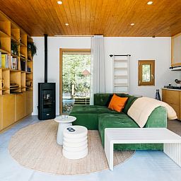 Gemuetliches Wohnzimmer mit Holzofen im Ferienhaus in Nunspeet, Veluwe, Gelderland.