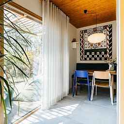 Essecke mit Blick auf die Natur im Ferienhaus in Nunspeet, Veluwe, Gelderland.