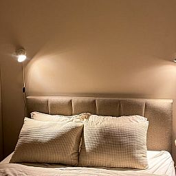 Gemuetliches Schlafzimmer im Ferienhaus in Nunspeet, Veluwe, mit stimmungsvoller Beleuchtung und bequemem Bett fuer einen entspannten Aufenthalt.