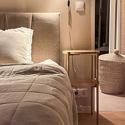 Gemuetliches Schlafzimmer im Ferienhaus in Nunspeet, Veluwe, Gelderland mit bequemem Bett und stimmungsvoller Beleuchtung.