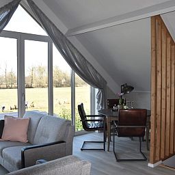 Gemuetlicher Wohnraum im Ferienhaus in Lunteren mit Blick auf die Veluwe, Gelderland.
