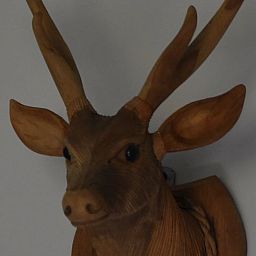 Holzdekoration eines Hirsches in einem Ferienhaus in Lunteren, Veluwe, Gelderland.