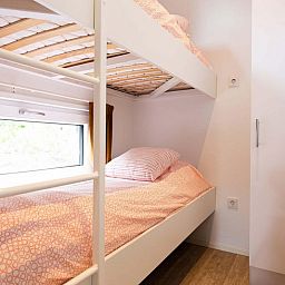Stapelbed in kindvriendelijke kamer van Module special 6 personen Wellness Spa, vakantiehuis in Lunteren.
