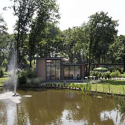 Moderne Einrichtung von Z Module 4 Personen in Lunteren, Veluwe, Gelderland mit offener Kueche und Sitzecke.