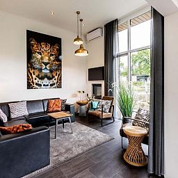 Gemuetliches Wohnzimmer von Z Module 4 Personen in Lunteren, Veluwe, Gelderland mit grossen Fenstern und Dekoration.