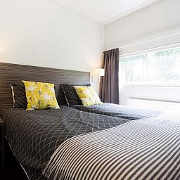 Schlafzimmer mit Doppelbett in Z Modul 4 Personen, Lunteren, Veluwe, Gelderland, hell und komfortabel.