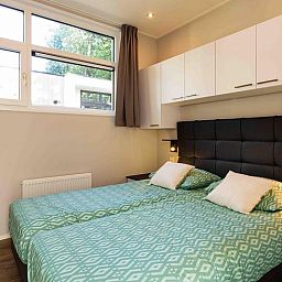 Comfortable bedroom in Module special 4 persons vacation home, Lunteren, Veluwe with modern furnishings.