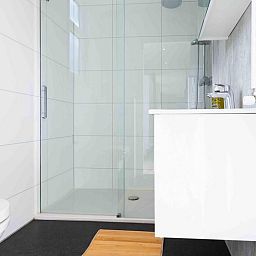 Stylish bathroom in Module special 4 persons vacation home, Lunteren, Veluwe with spacious shower.