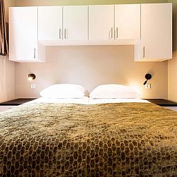 Komfortables Schlafzimmer im Silva 4 Personen Wellness-Ferienhaus, Lunteren, Veluwe, mit grossem Bett und ruhigem Ambiente.