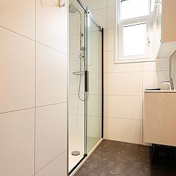 Stilvolles Badezimmer mit Dusche in der Modul Spezial 5 Personen Ferienwohnung in Lunteren, Veluwe, Gelderland.