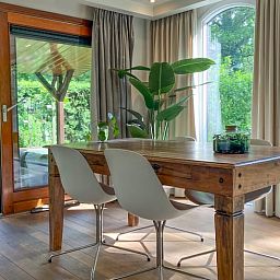 Dining area in Cottage in Lunteren, cottage in the Veluwe with garden view.