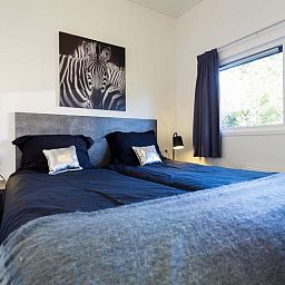 Stijlvolle slaapkamer in Module 5 personen Wellness (Spa), Lunteren, Veluwe, vakantiehuis met comfortabele bedden.