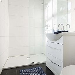 Moderne badkamer met douche in Module 5 personen Wellness (Spa), Lunteren, Veluwe, vakantiehuis.