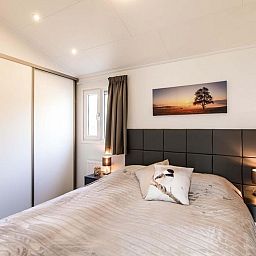 Gemuetliches Schlafzimmer im Ferox 5 Personen Ferienhaus, Lunteren, Veluwe, mit bequemem Doppelbett.