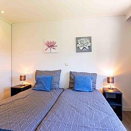 Gemuetliches Schlafzimmer im Ferienhaus fuer 4 Personen, Lunteren, Veluwe, Gelderland mit Doppelbett.