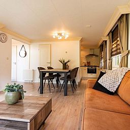 Ruime woonkamer in Holiday home 5 personen Wellness, Lunteren, met keuken, Veluwe.