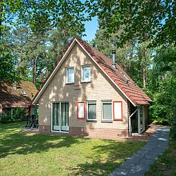 Dining room of Estate 't Loo 6-person bungalow 6C3 in Oldebroek, Veluwe, overlooking the green surroundings.