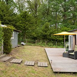Terras van Vakantiehuis in Rheden met comfortabele stoelen in Veluwe, Gelderland.