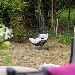 Ontspannende hangstoel in de tuin van Vakantiehuis in Rheden, Veluwe, Gelderland.