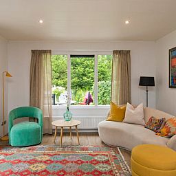 Stijlvolle woonkamer van Vakantiehuis in Rheden met kleurrijk interieur, Veluwe, Gelderland.