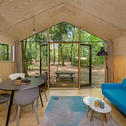 Modernes Interieur eines Ferienhauses in Apeldoorn mit Blick auf die Veluwe-Natur.