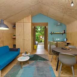 Stilvolles Wohnzimmer eines Ferienhauses in Apeldoorn, ideal fuer einen entspannten Aufenthalt in der Veluwe.