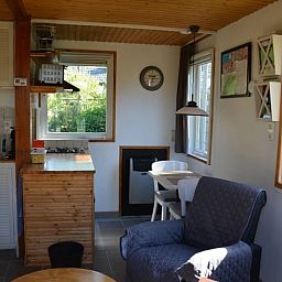 Gemuetlicher Wohnraum im Ferienhaus in Hattemerbroek, Veluwe, Gelderland, mit Gartenblick.