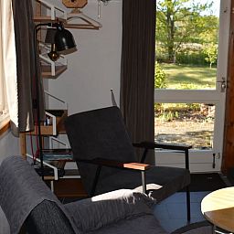 Gemuetliche Sitzecke im Ferienhaus in Hattemerbroek, Veluwe, Gelderland, mit Zugang zum Garten.