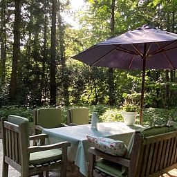 Outdoor dining at Huisje in Hattem, vacation accommodation in the Veluwe, Gelderland.