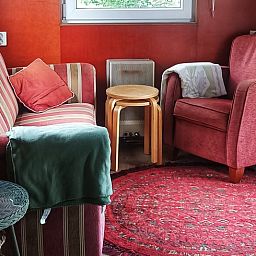 Gezellige woonkamer in Vakantiehuis in Doornspijk, Veluwe, Gelderland met comfortabele zitplaatsen.