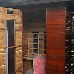 Houten vakantiehuis in Doornspijk, Veluwe, met ruime tuin en natuurlijke omgeving.