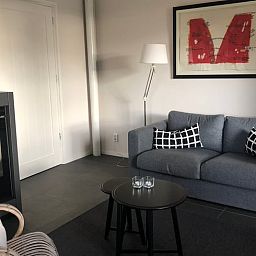 Cozy living room in Cottage in Wapenveld, a vacation home on the Veluwe in Gelderland with modern furnishings and comfortable seating area.